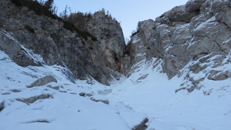 1 Grapa se zgoraj zapre